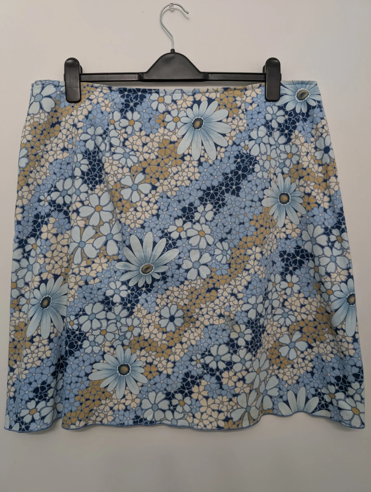 Featured image for Jupe de la marque Juste pour Moi, fabriquée au Canada.