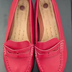 Featured thumbnail for Espadrilles rouges de la marque Clarks.