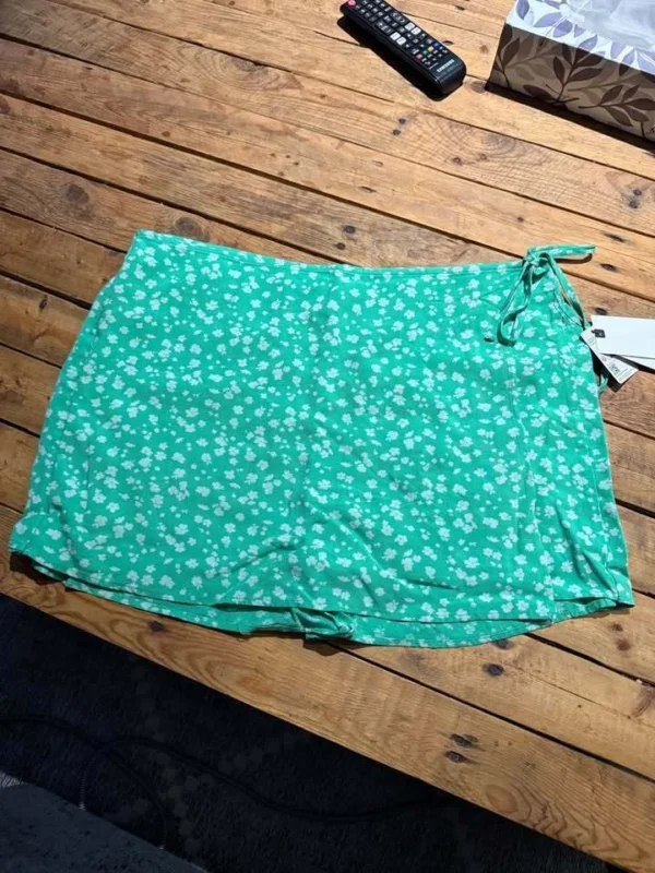 Image for Jupe-short verte à fleurs