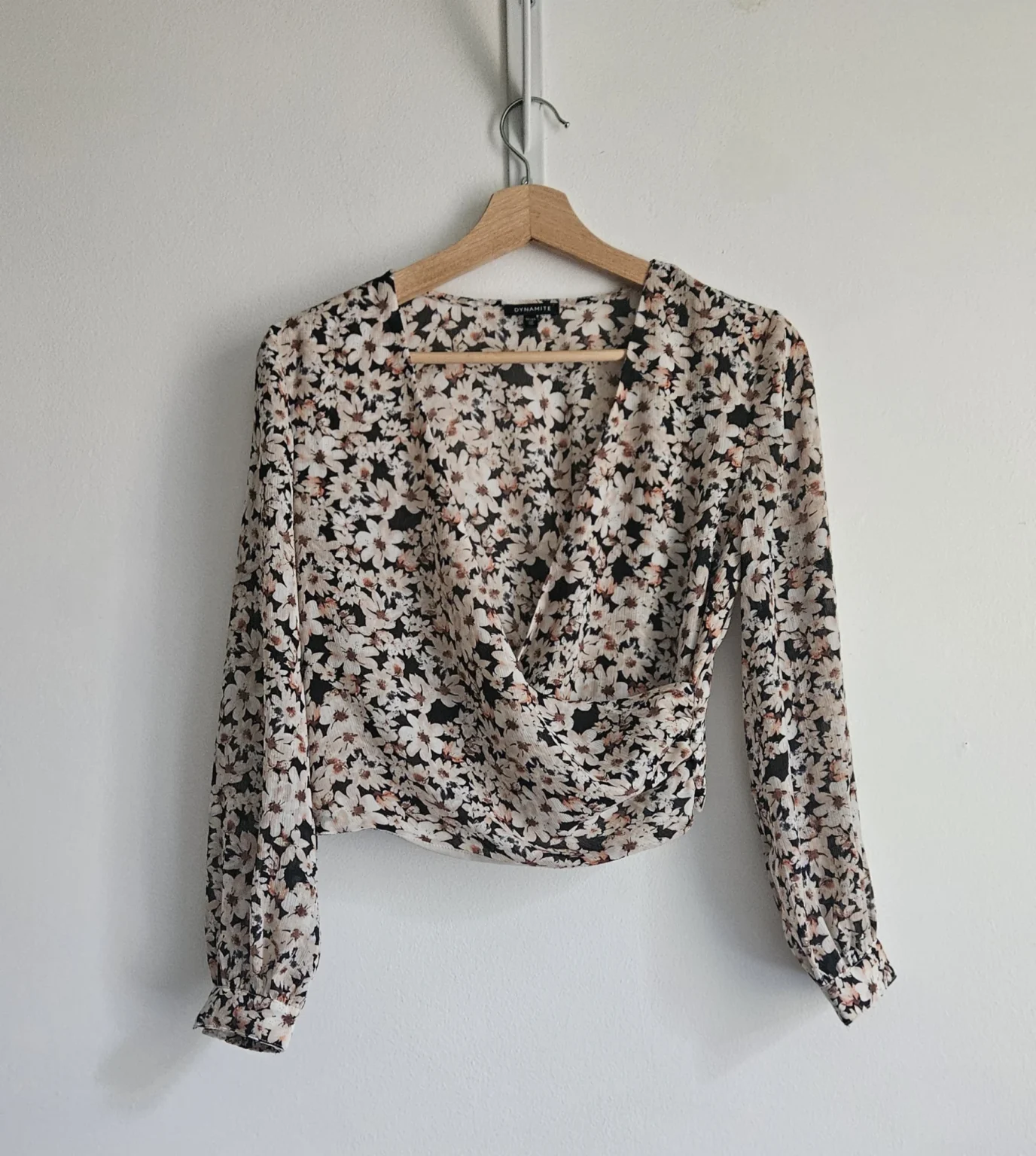 Featured image for 🌷Floral wrap-around blouse