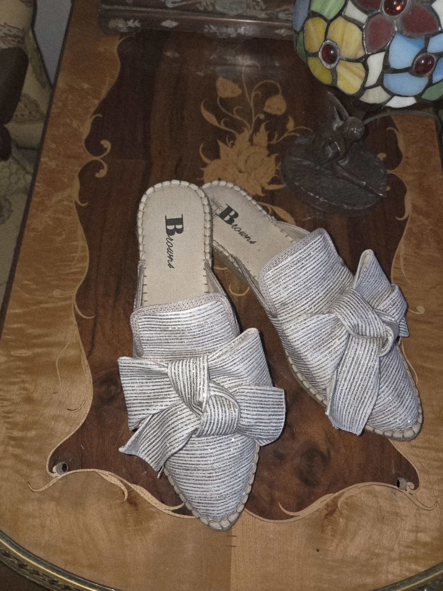 Featured image for Browns-Mules blanche et argentée en toile à fils scintillants