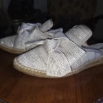 Thumbnail for Browns-Mules blanche et argentée en toile à fils scintillants