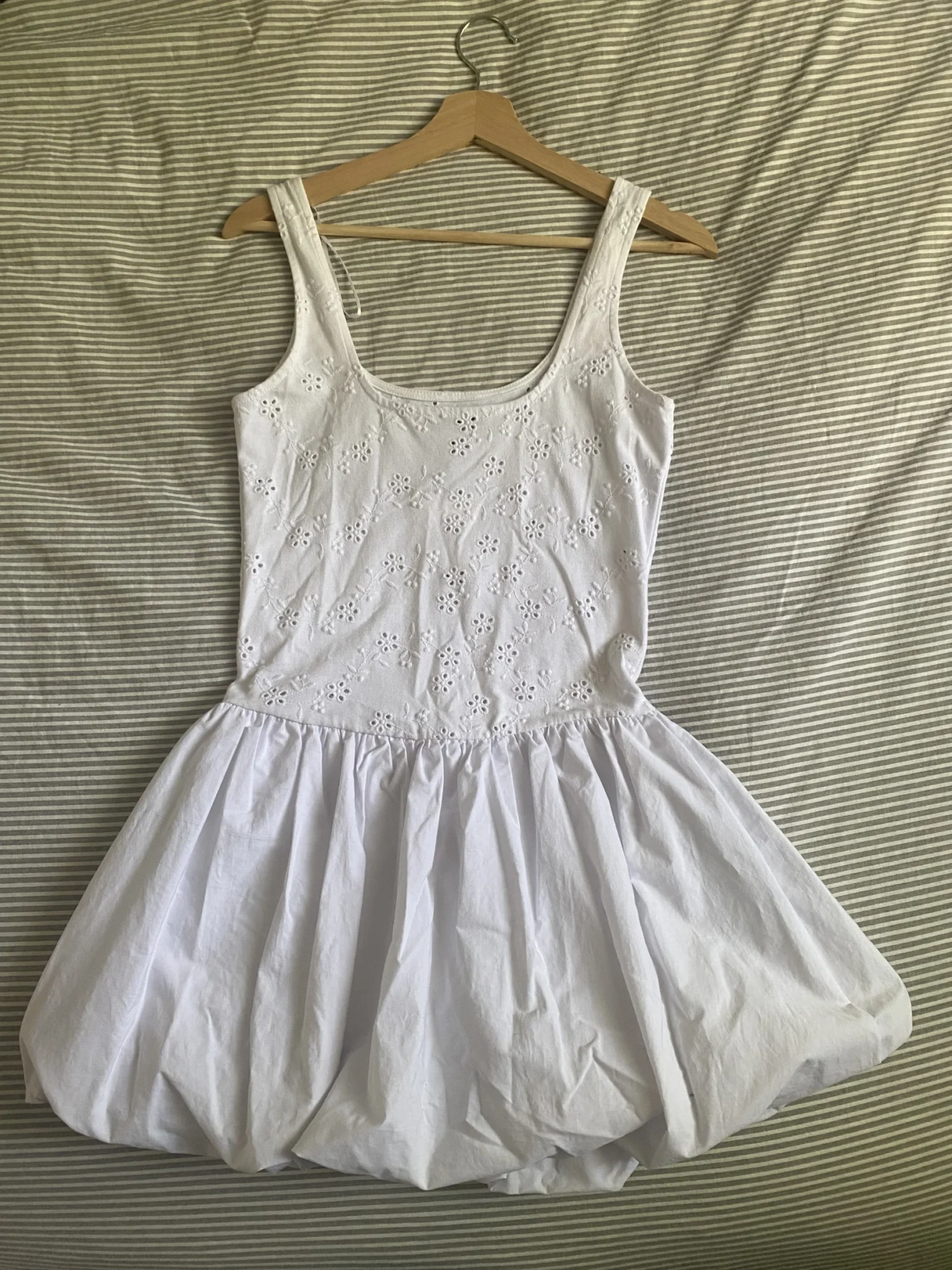 Image for Robe ballon avec broderie anglaise