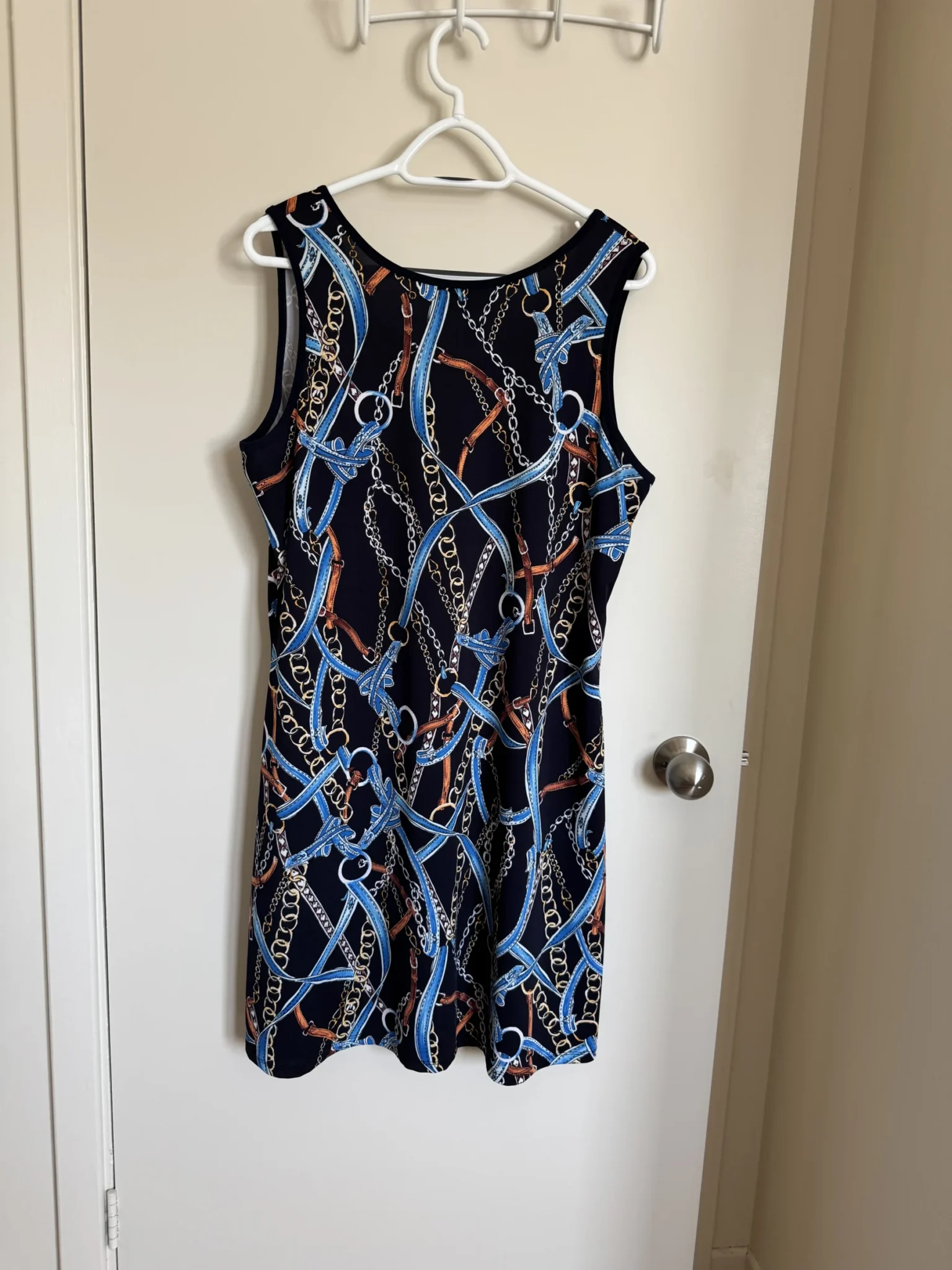 Image for Robe courte, chaînes et rubans