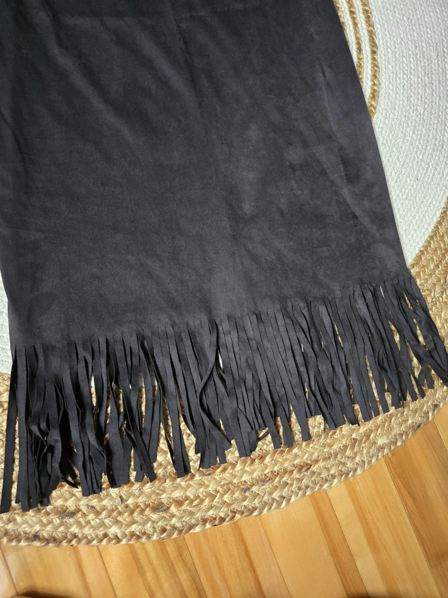 Image for Robe noire imitation suède à franges longues au bas