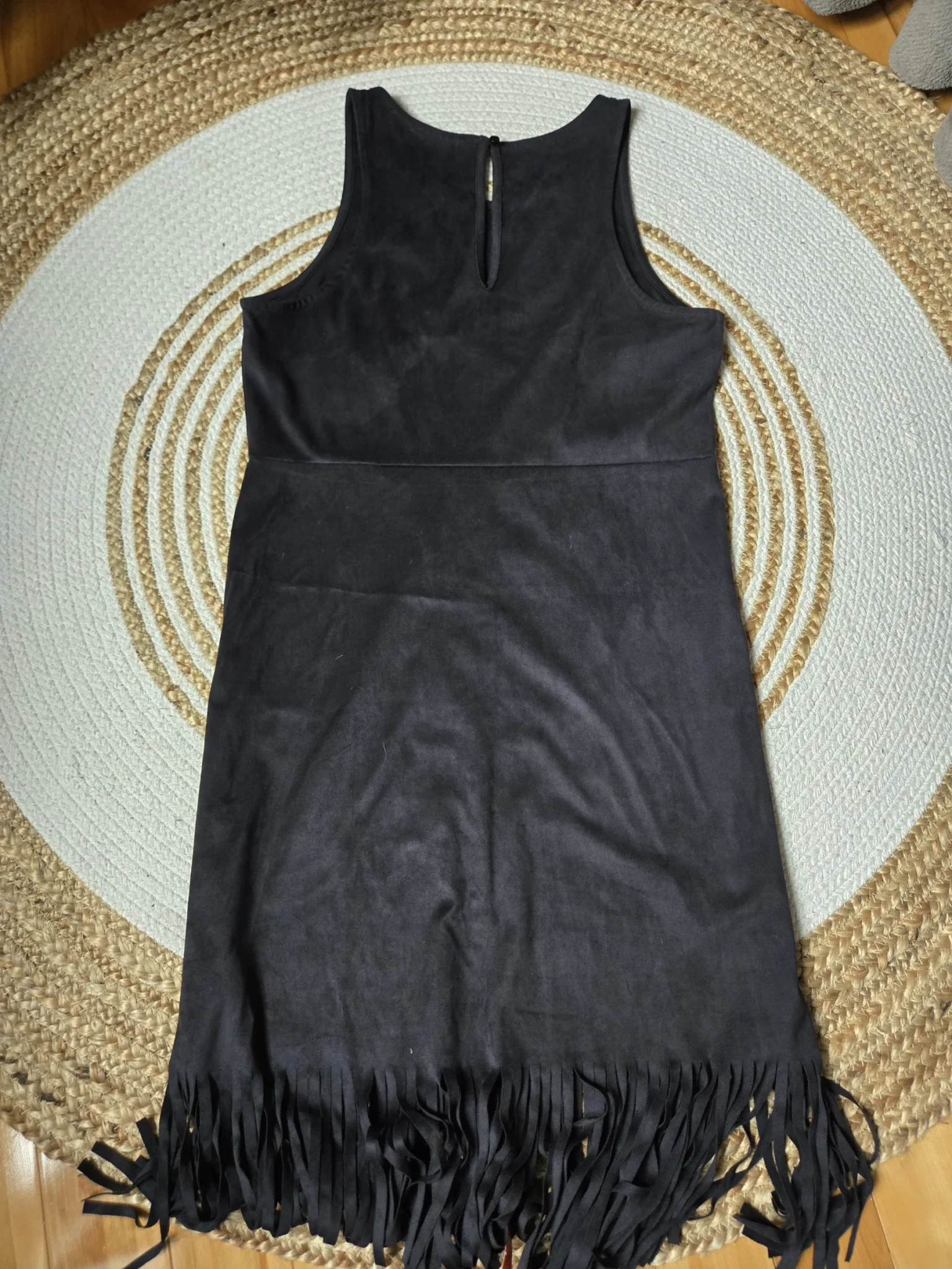 Image for Robe noire imitation suède à franges longues au bas