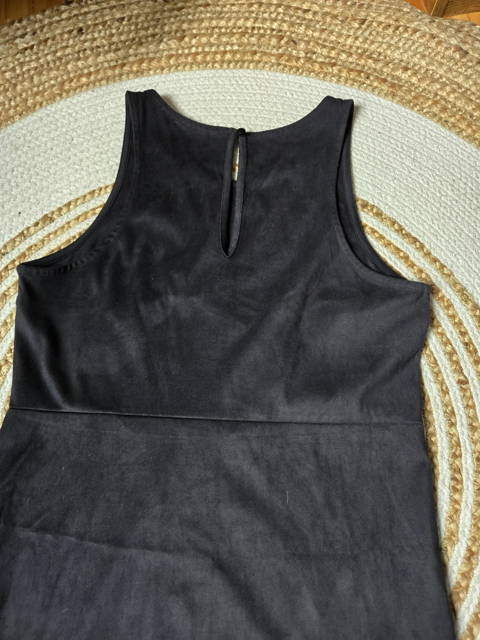 Image for Robe noire imitation suède à franges longues au bas
