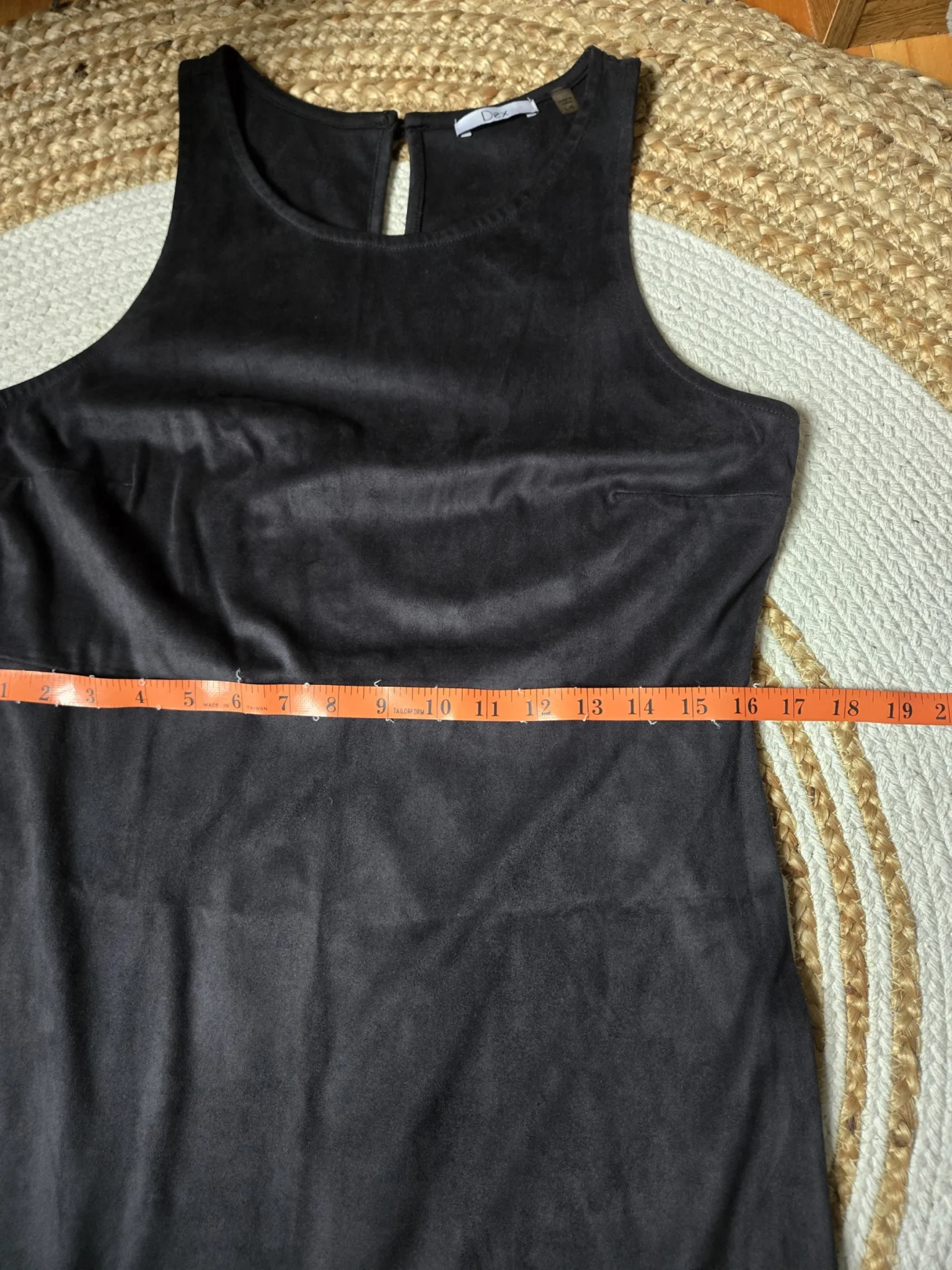Image for Robe noire imitation suède à franges longues au bas