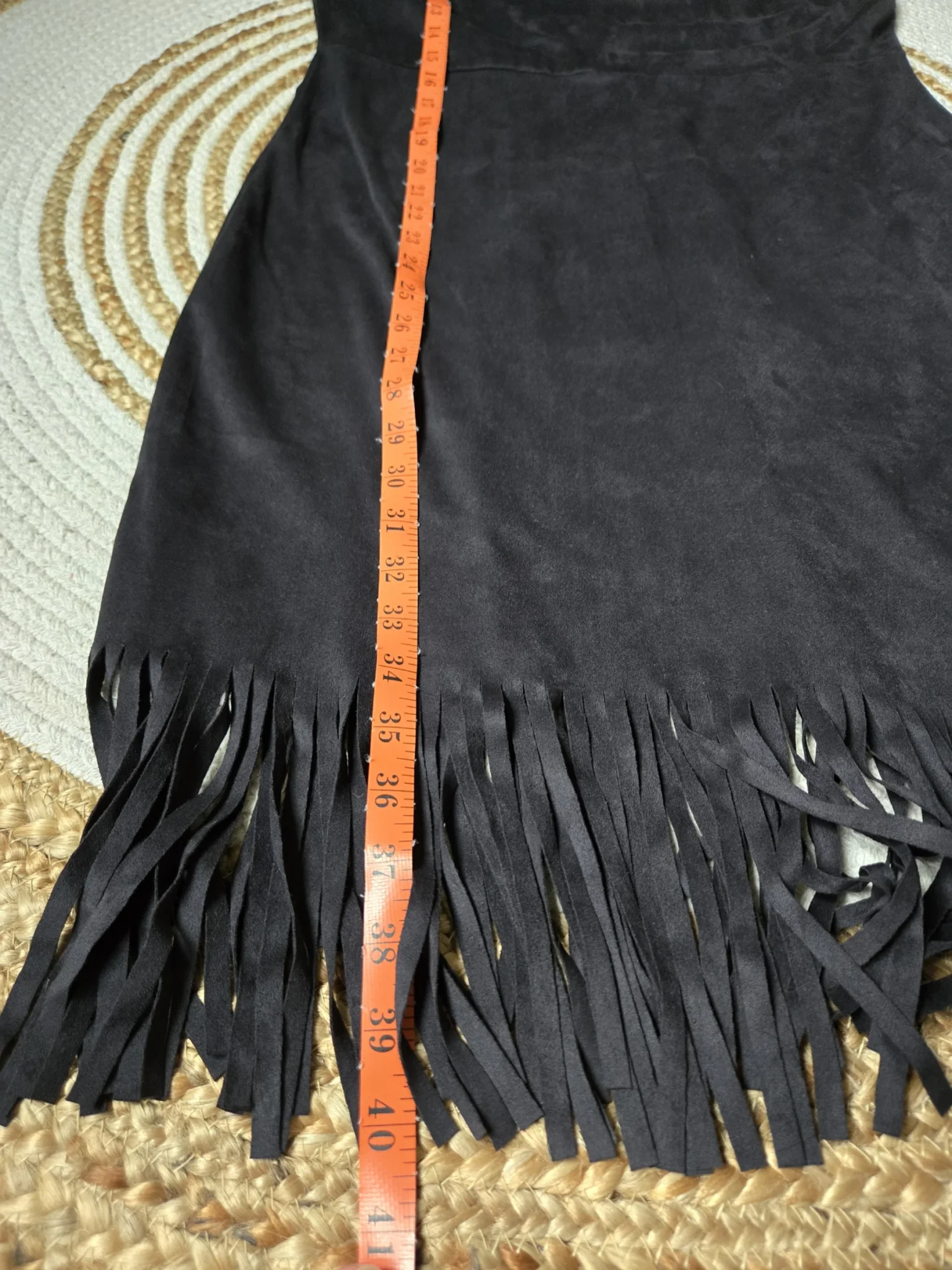Image for Robe noire imitation suède à franges longues au bas