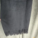 Thumbnail for Robe noire imitation suède à franges longues au bas