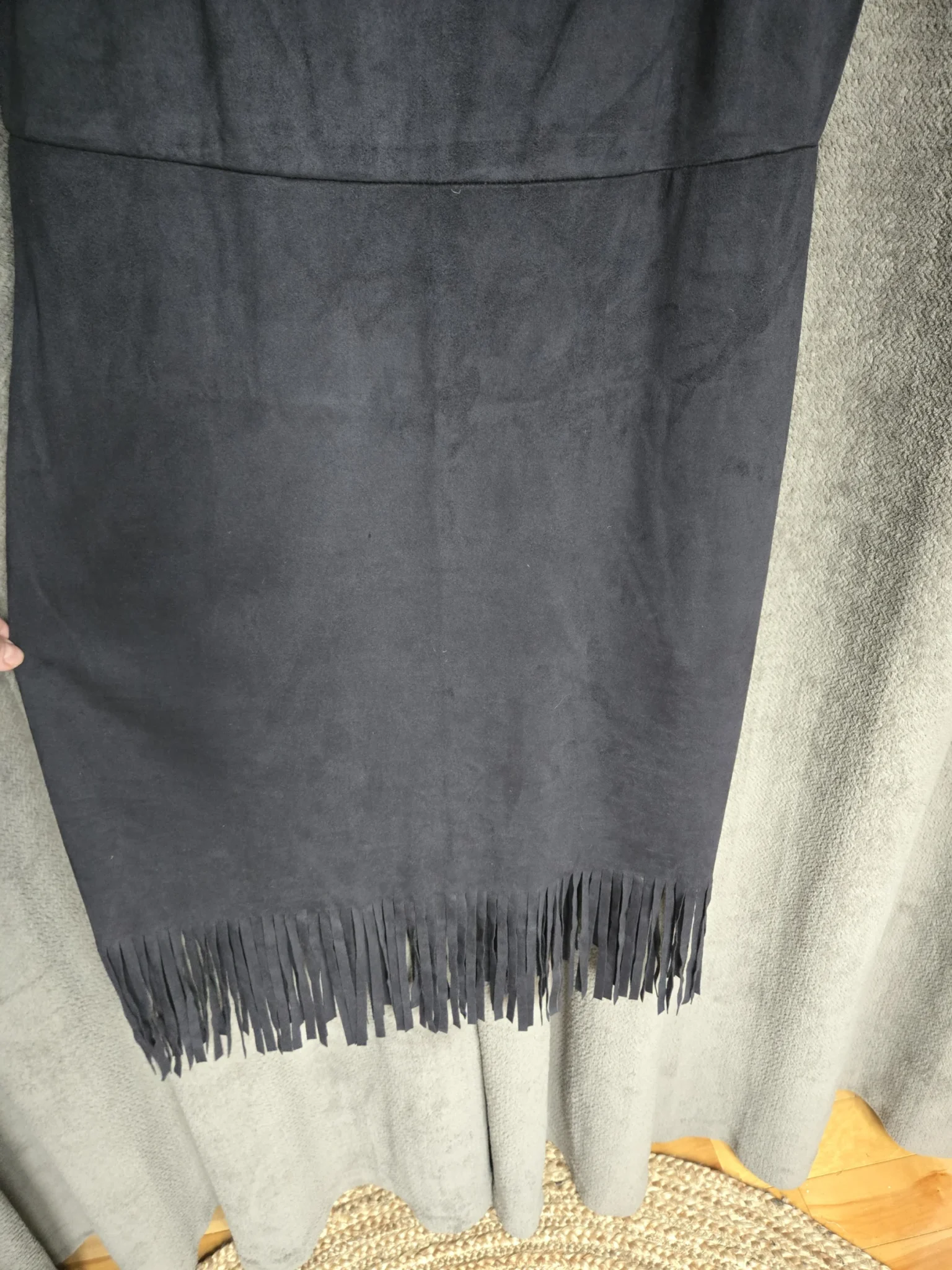 Image for Robe noire imitation suède à franges longues au bas