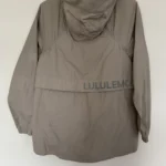 Featured thumbnail for Coupe-vent Lululemon