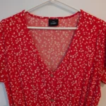 Thumbnail for Robe mi-courte rouge à imprimé fleuri blanc