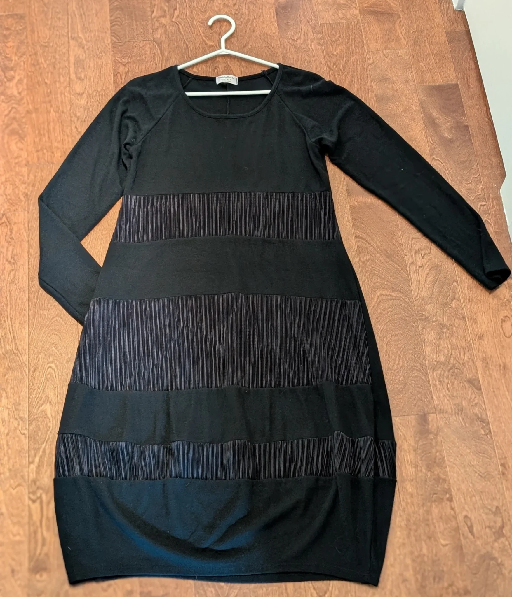 Featured image for Robe pull noire à manches longues