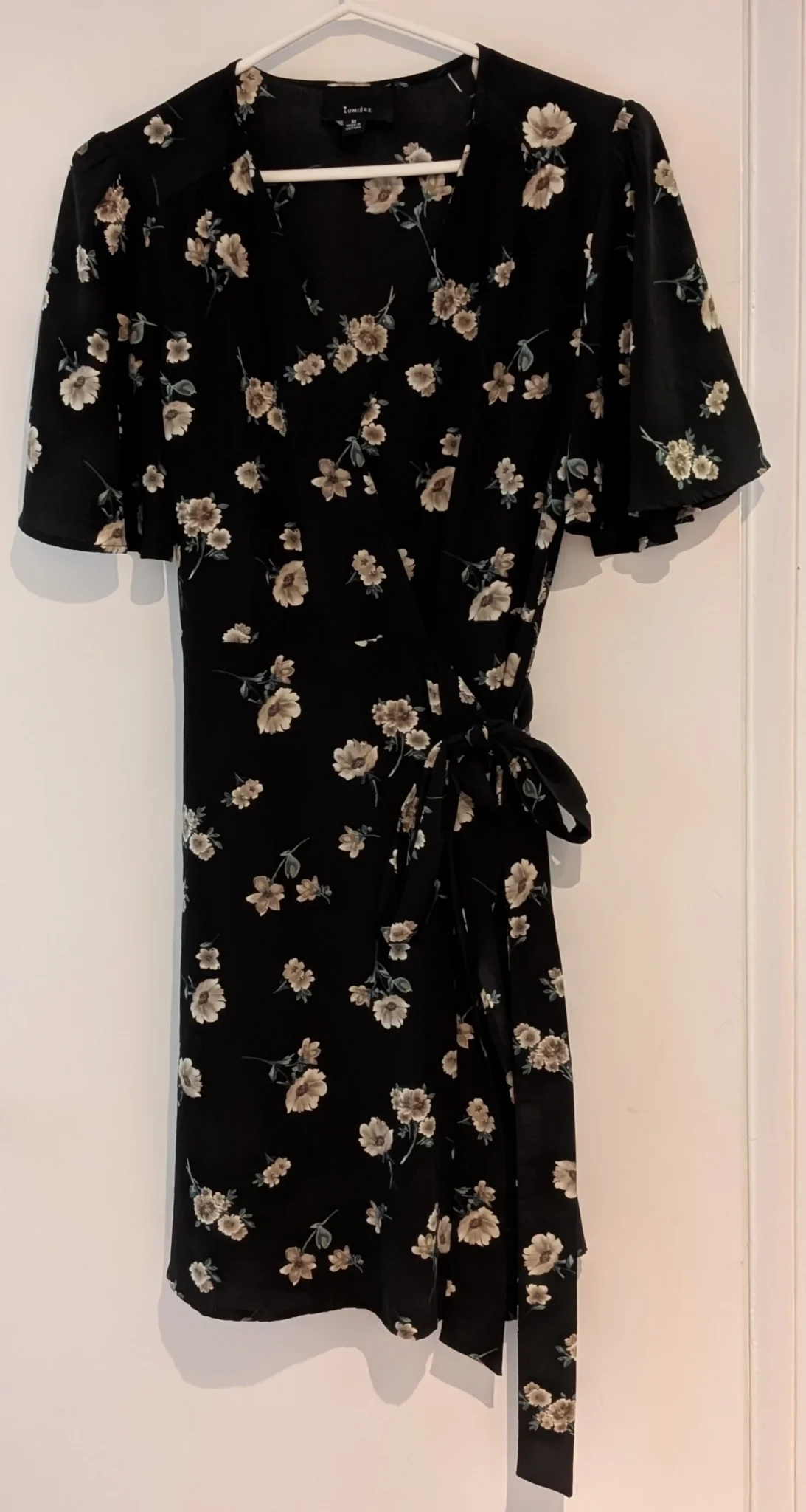 Featured image for Robe portefeuille noire à imprimé fleuri