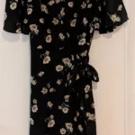Featured thumbnail for Robe portefeuille noire à imprimé fleuri