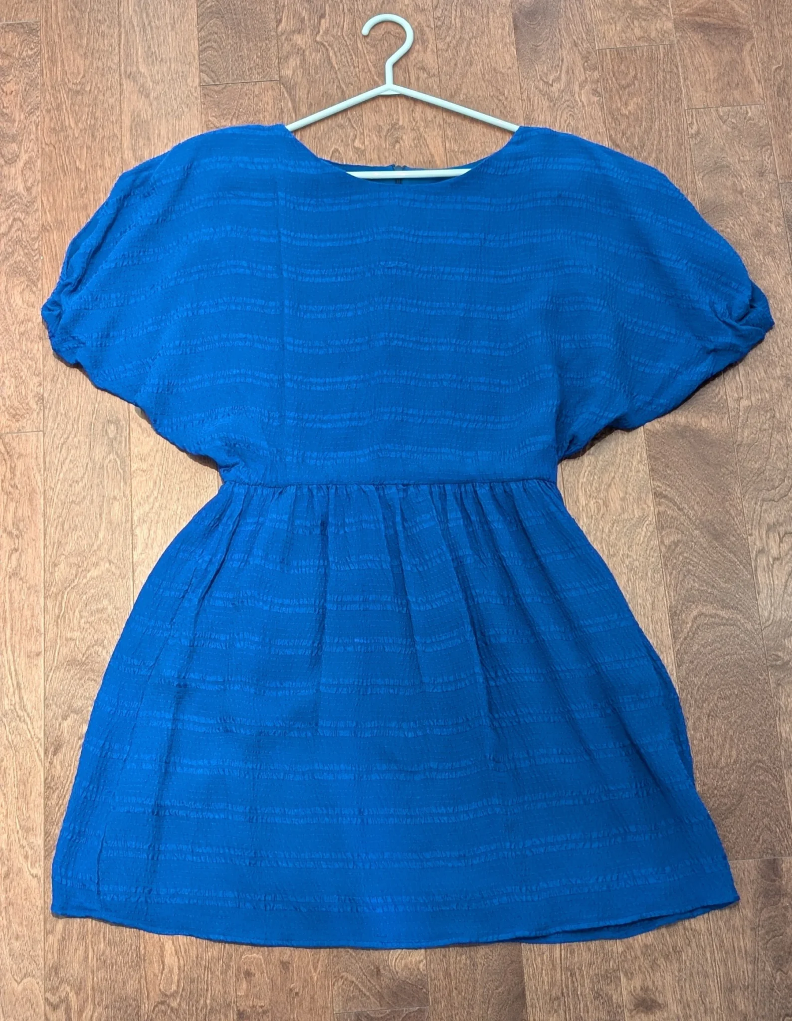 Featured image for Robe courte bleu roi texturée
