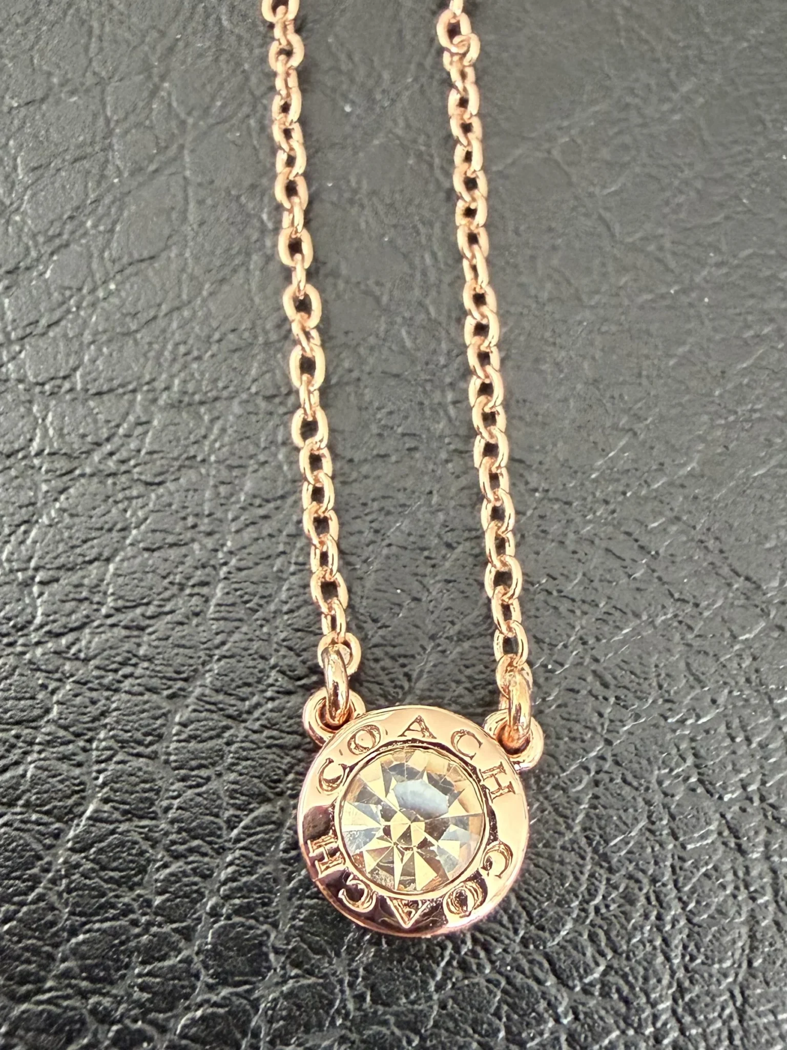 Featured image for Collier COACH or rose