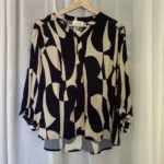 Featured thumbnail for Blouse motifs imprimés beige et noir