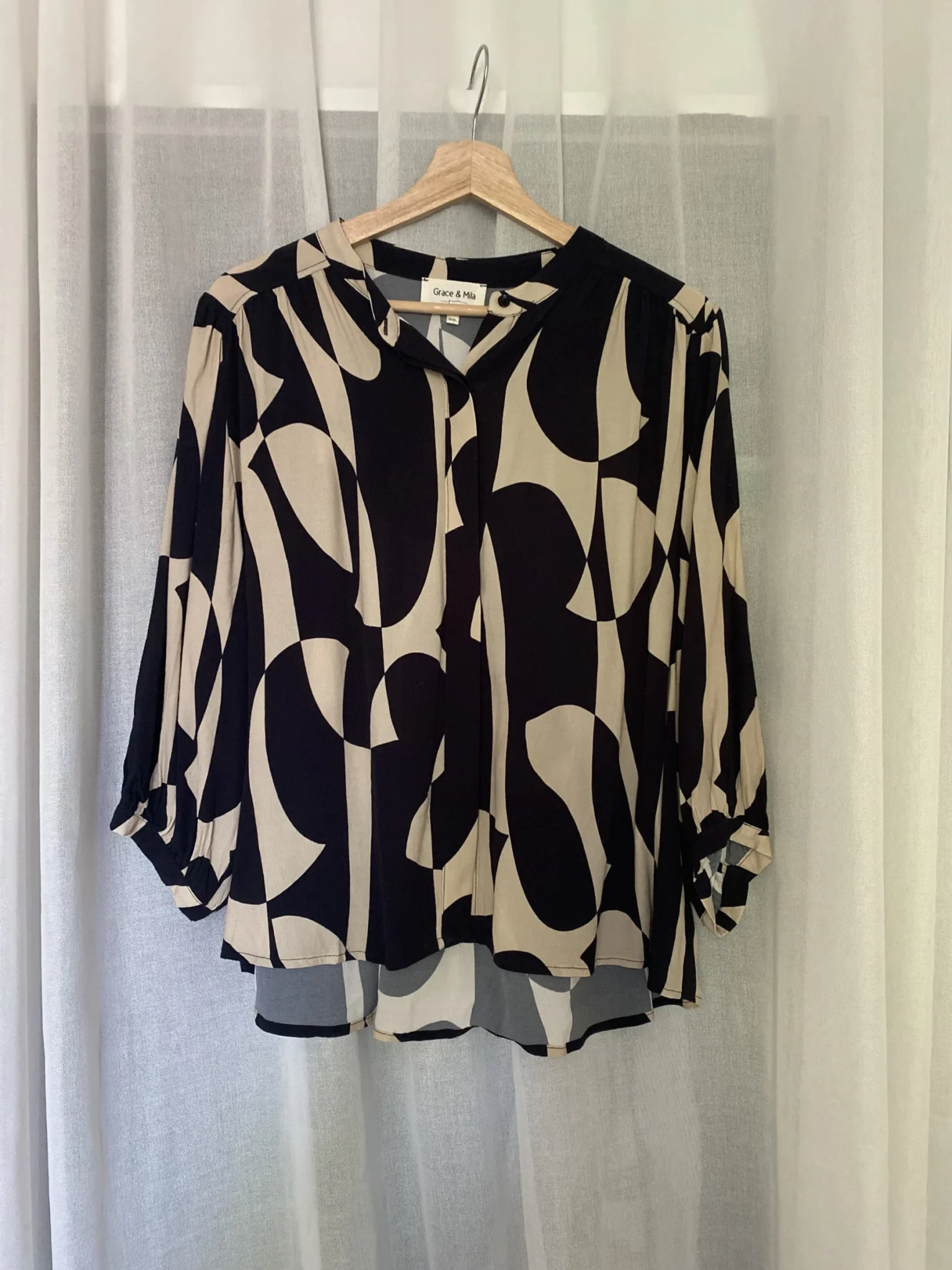 Featured image for Blouse motifs imprimés beige et noir