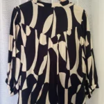 Thumbnail for Blouse motifs imprimés beige et noir