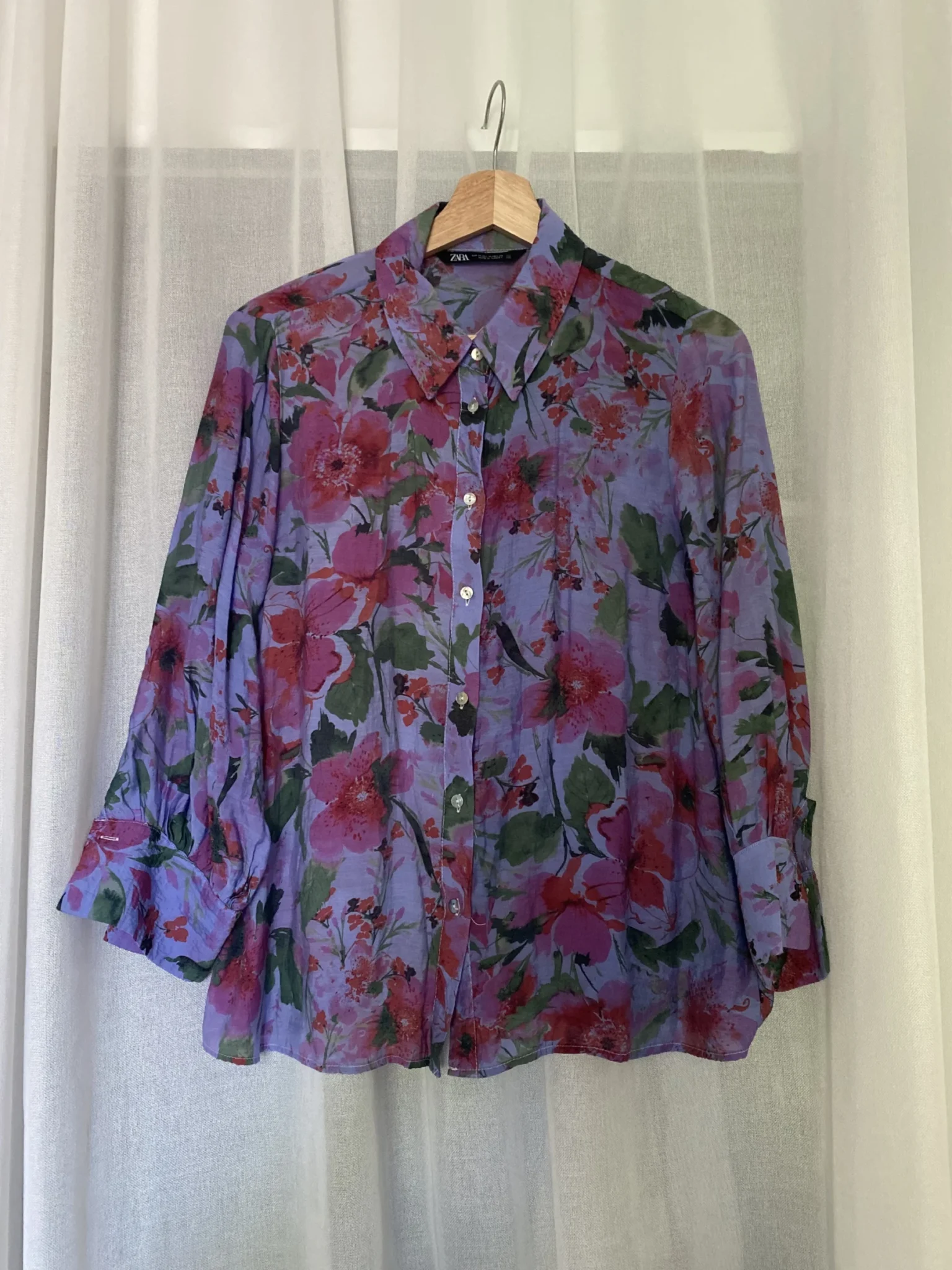 Featured image for Blouse mauve avec fleurs rouges
