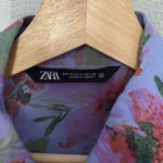 Thumbnail for Blouse mauve avec fleurs rouges
