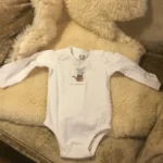 Featured thumbnail for Beau cache couche « trois moutons » manches longues soyeux bébé filles, 9 mois