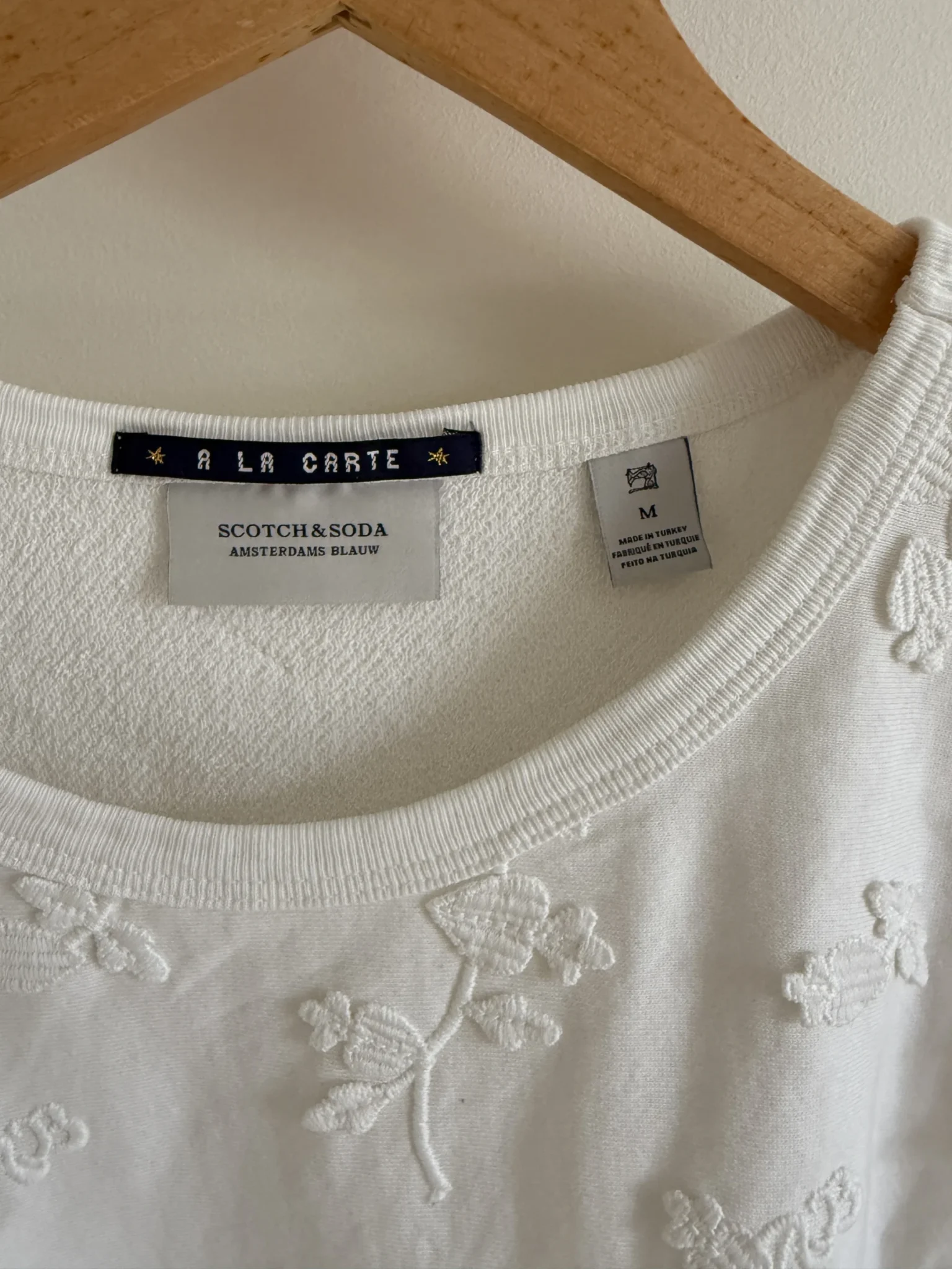 Featured image for Chandail manches 3/5 avec appliqués