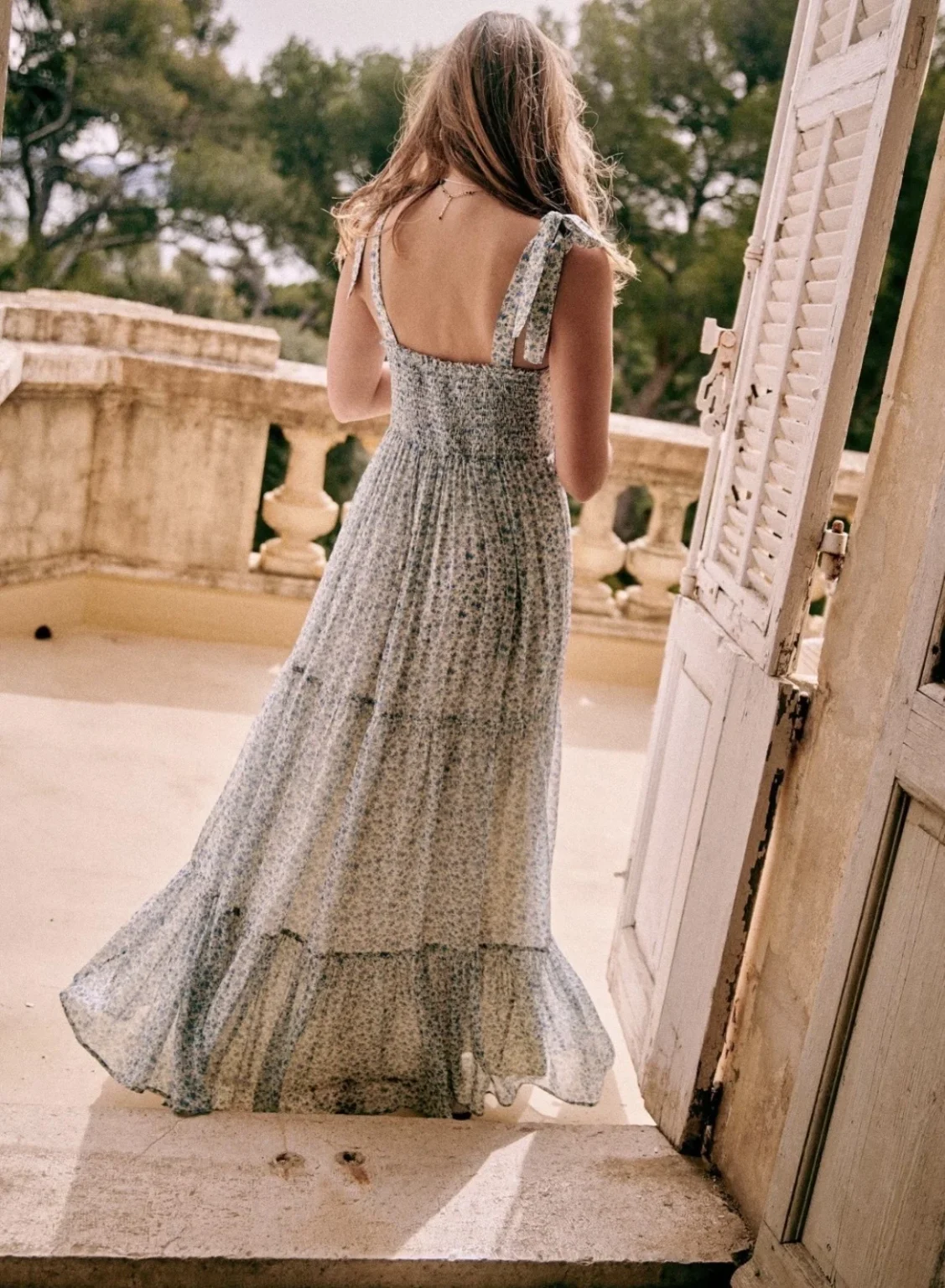 Featured image for Robe Sézane modèle Phily taille 38 bleu et blanc fleuris