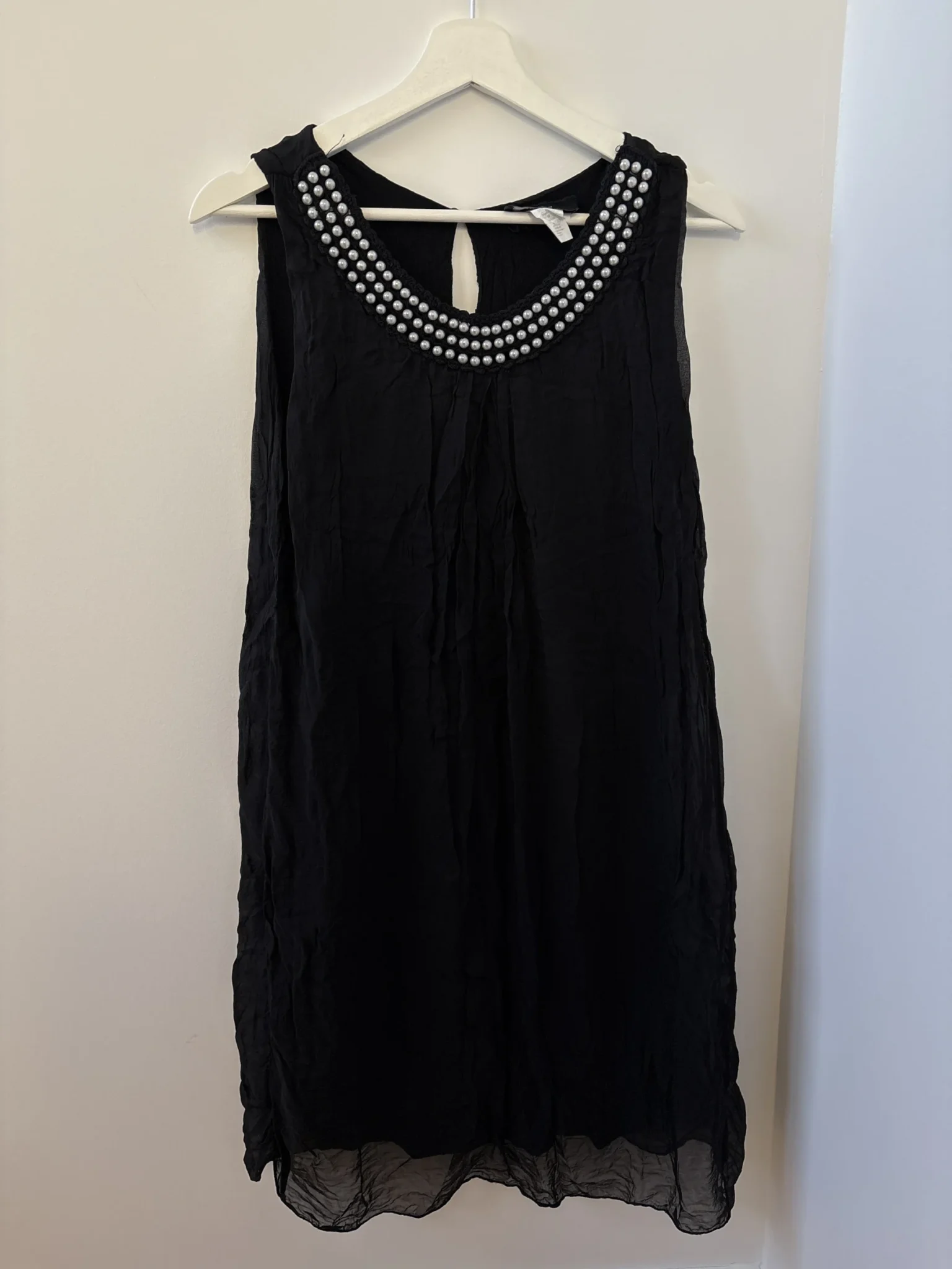 Featured image for Robe noire mi-longue