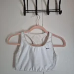 Featured thumbnail for Top de sport Nike Medium