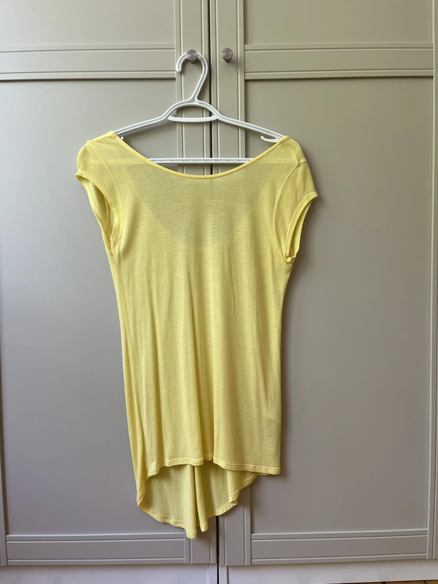 Featured image for T shirt ouvert dans le dos jaune