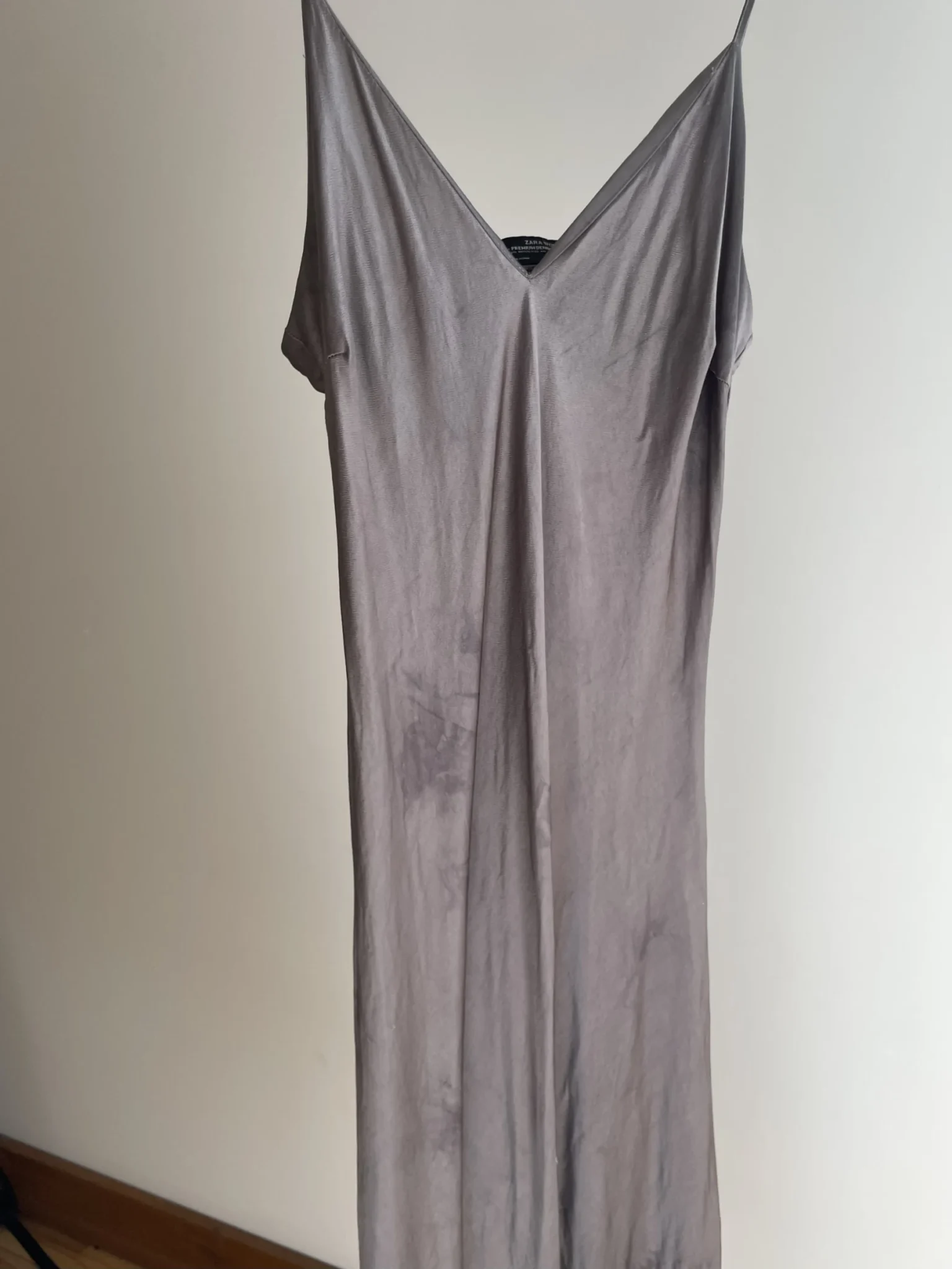 Featured image for Robe nuisette Zara aspect satin gris avec un subtil effet tie-dye ton sur ton - Très unique