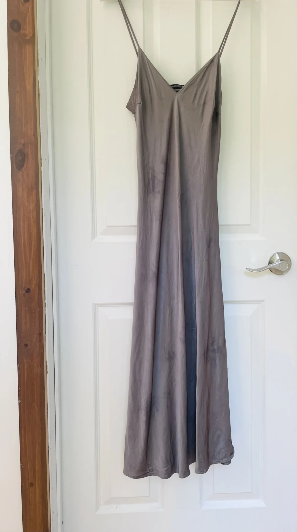 Image for Robe nuisette Zara aspect satin gris avec un subtil effet tie-dye ton sur ton - Très unique
