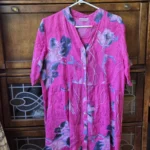 Featured thumbnail for Magnifique robe fuchsia 100 % lin à motif floral
