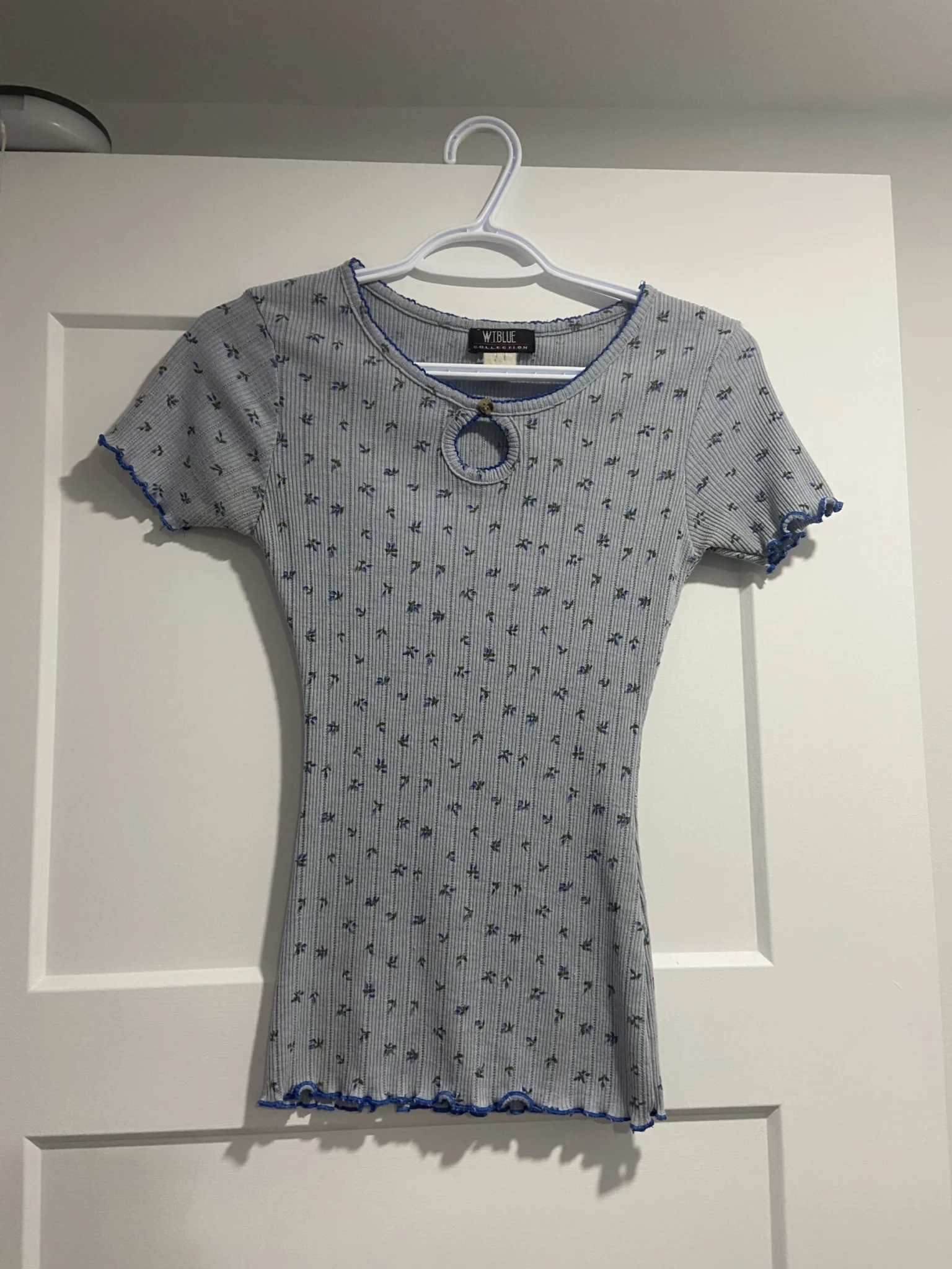 Featured image for Haut baby blue fleurie