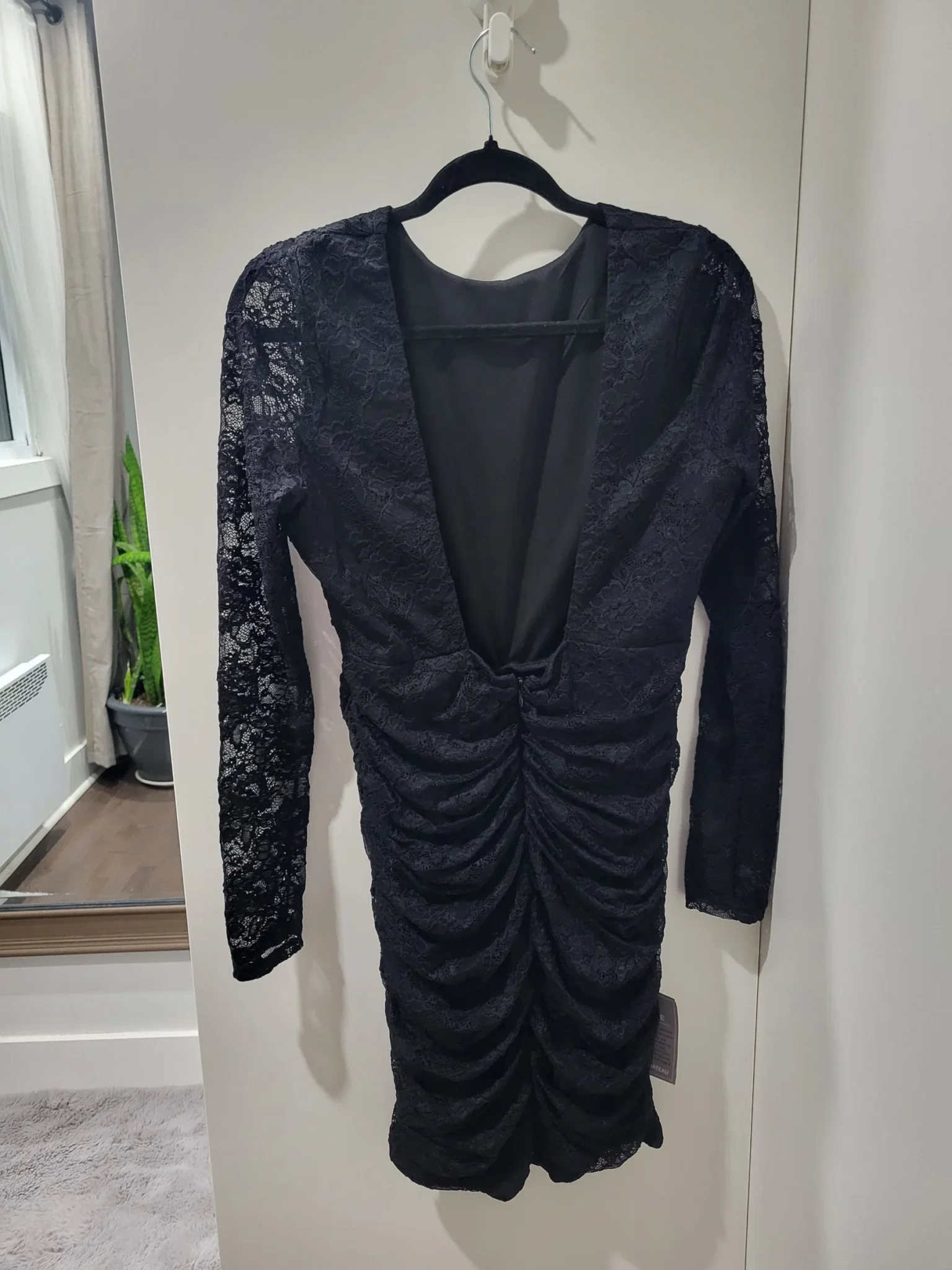 Image for Le Château- Robe en dentelle avec dos ouvert.