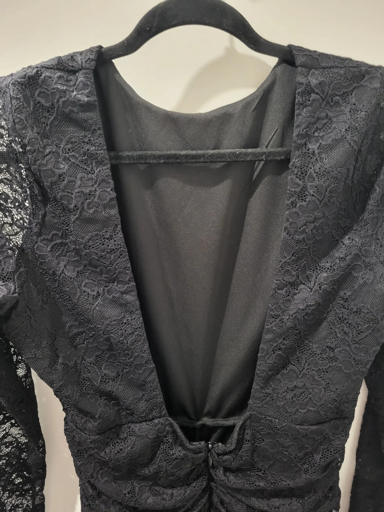 Image for Le Château- Robe en dentelle avec dos ouvert.