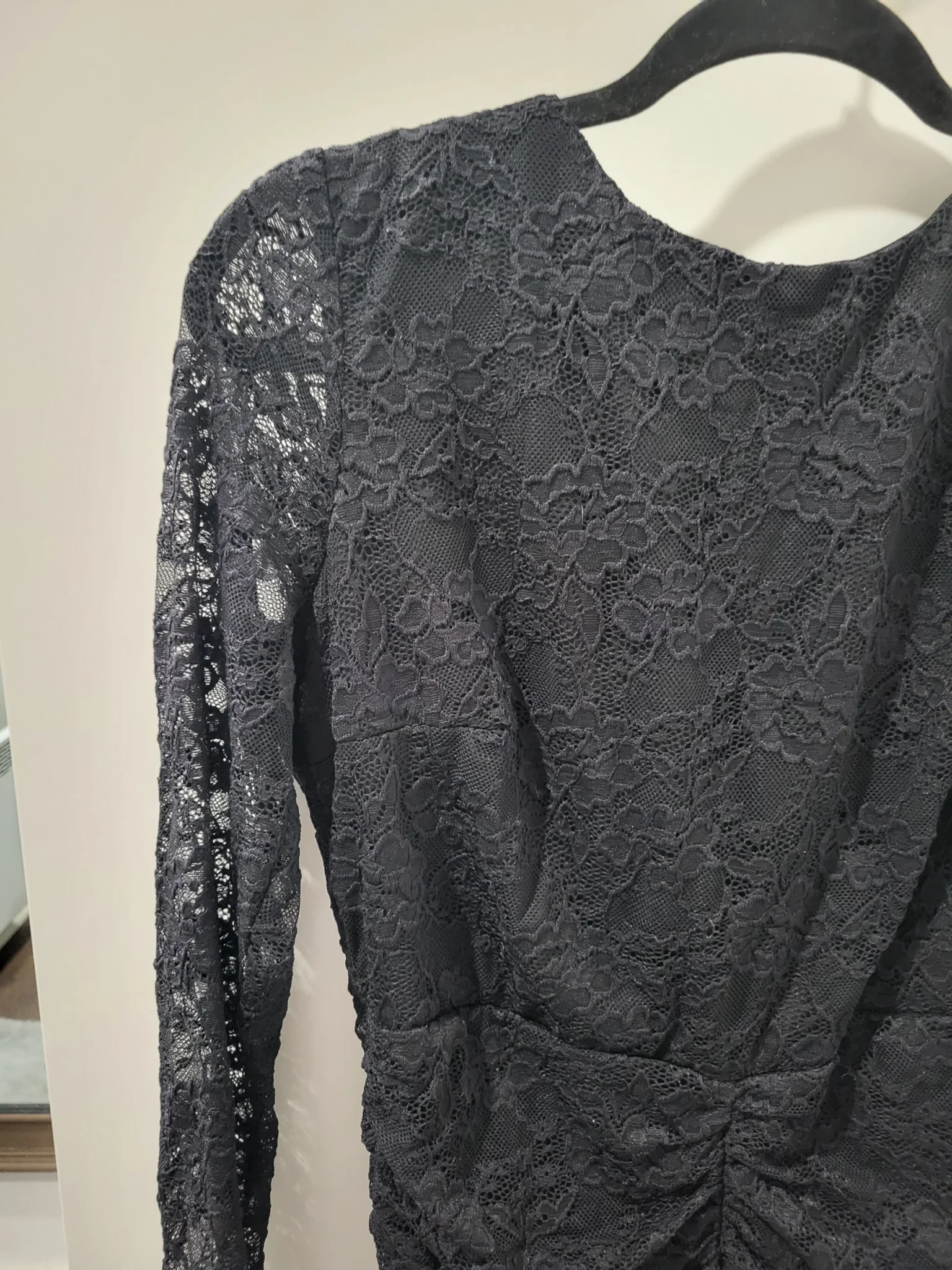 Image for Le Château- Robe en dentelle avec dos ouvert.