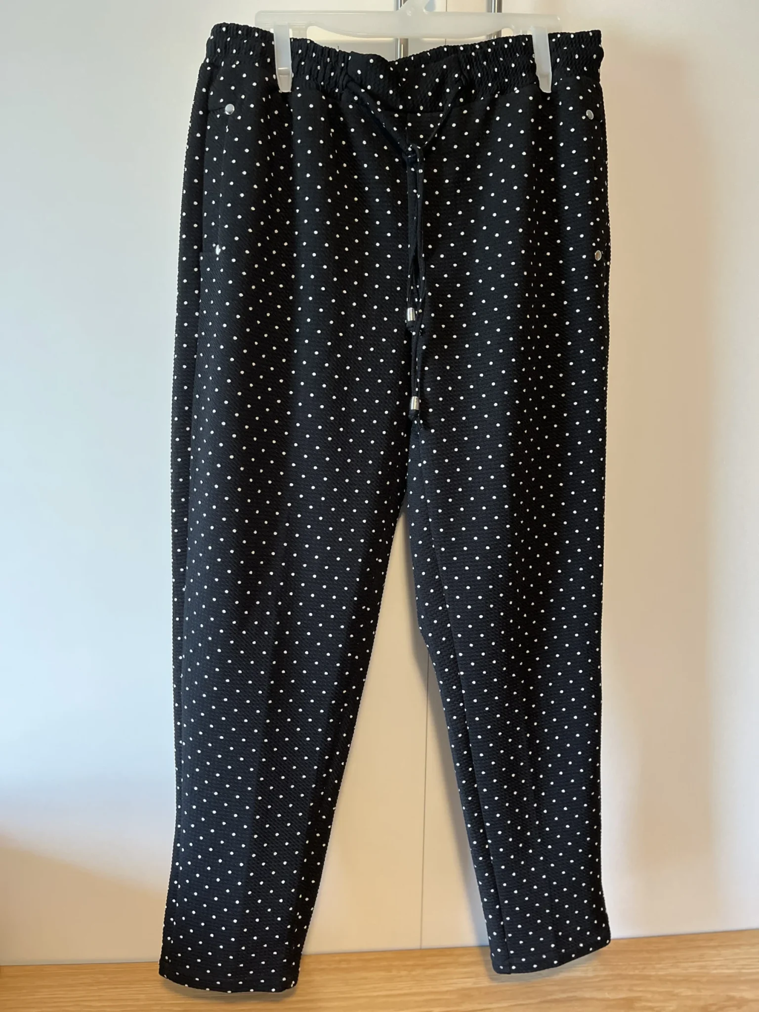 Featured image for Pantalon noir à pois blancs - Lily Morgan