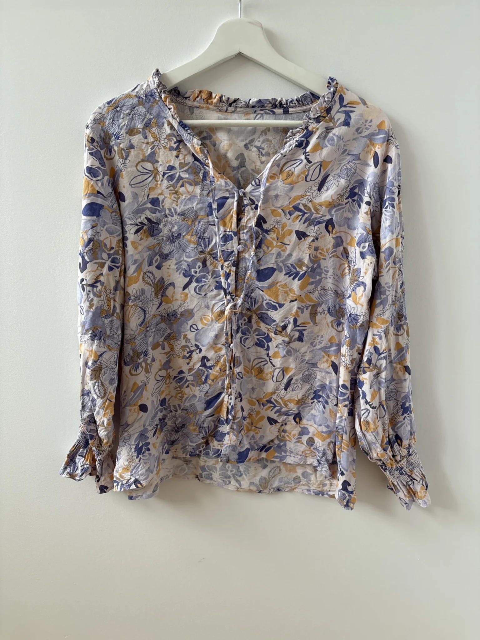Featured image for Long-sleeved blouse
