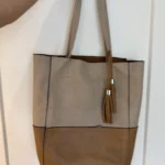 Featured thumbnail for Grand sac à main en cuirette de chez Simons