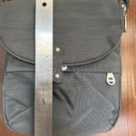 Thumbnail for Sac bandoulière Baggallini Gris  – Organisateur de voyage avec multiples compartiments