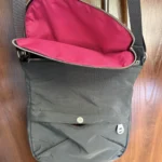 Thumbnail for Sac bandoulière Baggallini Gris  – Organisateur de voyage avec multiples compartiments