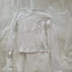 Featured thumbnail for Chandail blanc sun-deh (Aritzia) xs
