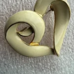 Featured thumbnail for Broche coeur