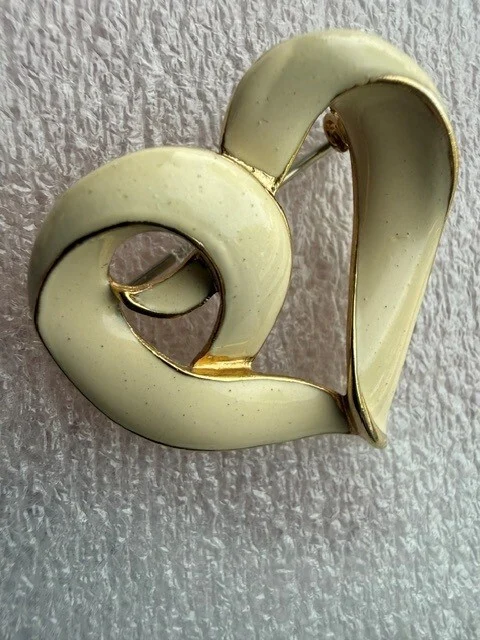 Featured image for Broche coeur