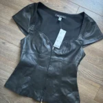 Featured thumbnail for T-shirt moulant en faux cuire
