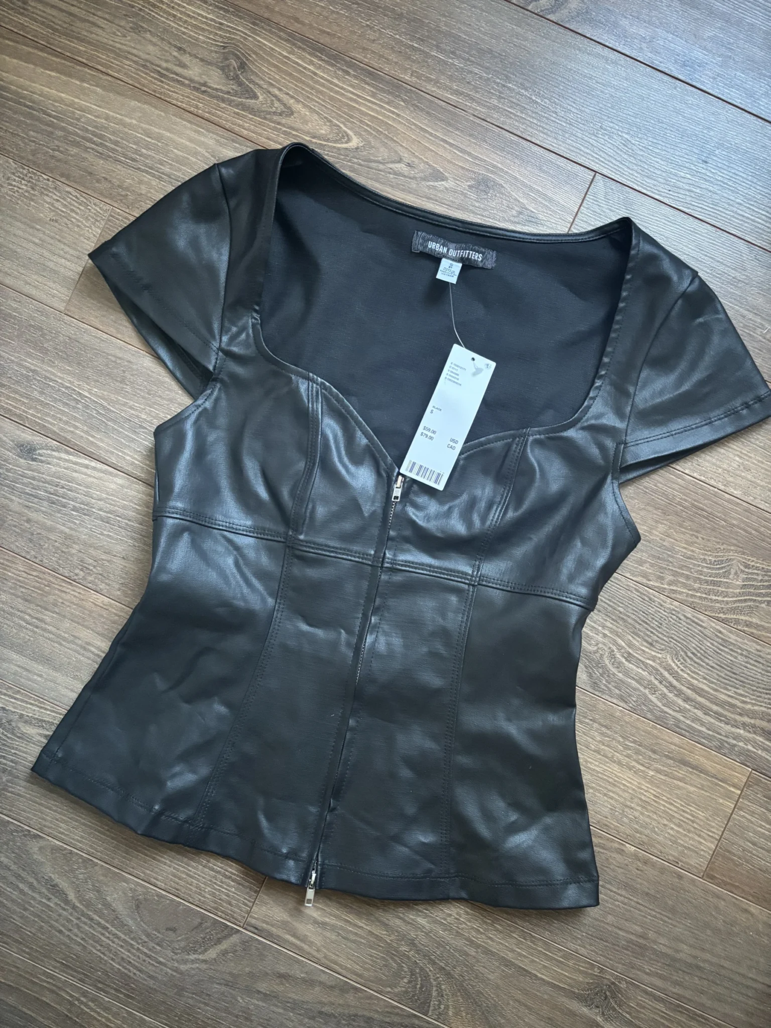 Featured image for T-shirt moulant en faux cuire